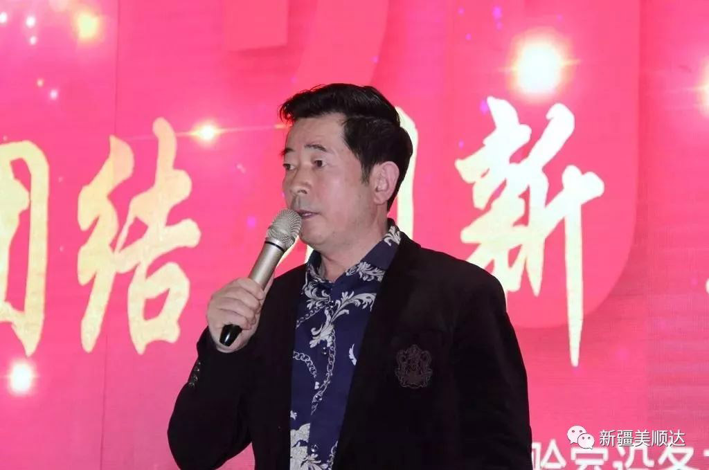 西部歌王徐永祥為開業典禮送上歌聲